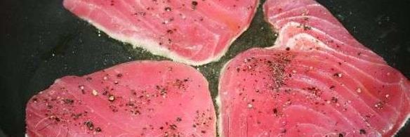 стейк из тунца с острым зеленым соусом