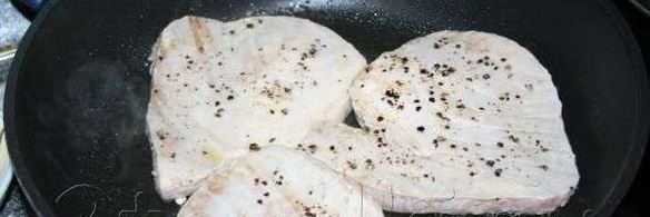 стейк из тунца с острым зеленым соусом