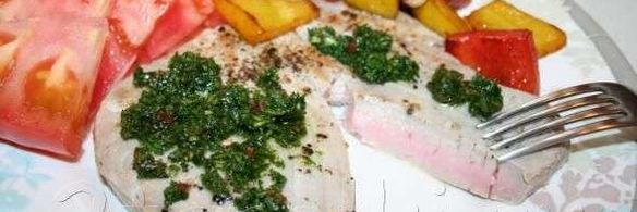 стейк из тунца с острым зеленым соусом