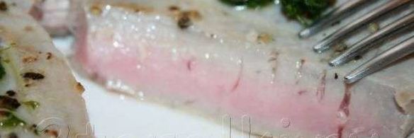 стейк из тунца с острым зеленым соусом