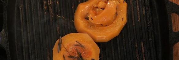 стейк на гриле с дыней, тыквой и ростками сои