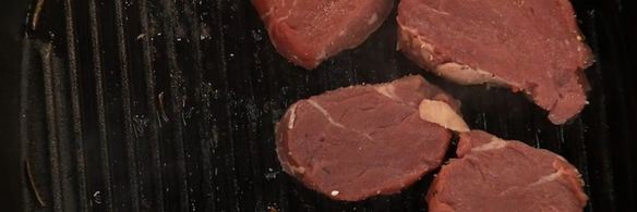 стейк на гриле с дыней, тыквой и ростками сои