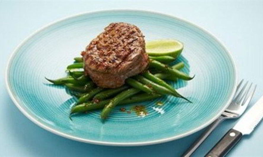 Рецепт стейка на гриле с французским зеленым горошком