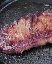 Стейк на сковороде