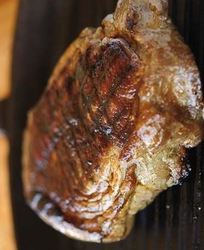 Стейк портерхаус с маслом из красного вина