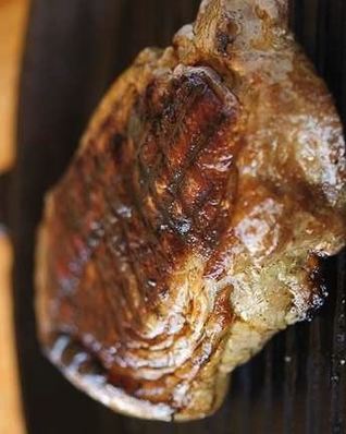 Стейк портерхаус с маслом из красного вина