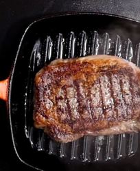 Стейк рибай на сковороде