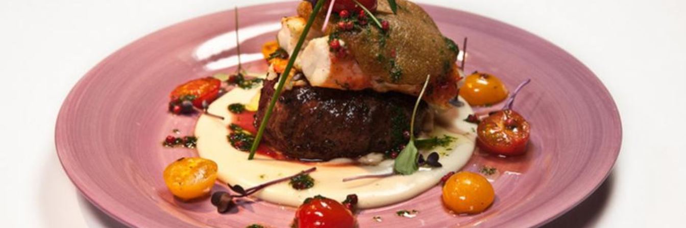 Стейк с крабовым мясом и чесночным пюре