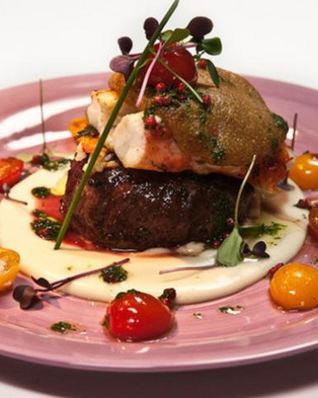 Стейк с крабовым мясом и чесночным пюре