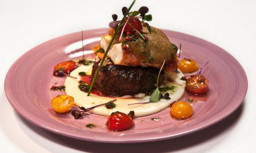 Рецепт стейка с крабовым мясом и чесночным пюре