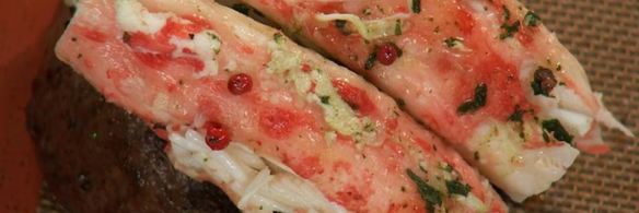 стейк с крабовым мясом и чесночным пюре