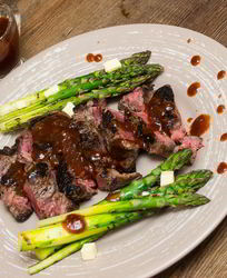 Стейк со спаржей