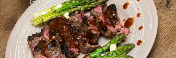 стейк со спаржей