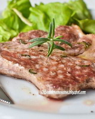 Стейк в маринаде из розмарина и чеснока