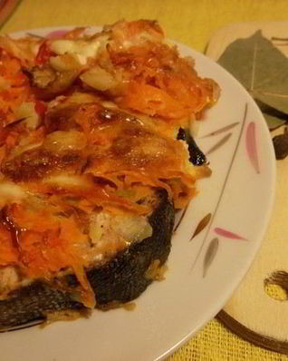 Стейки горбуши, запеченные с овощами