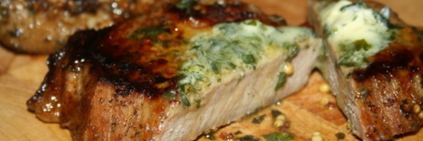 Стейки из говядины с тархуновым сливочным маслом на мангале на дощечке