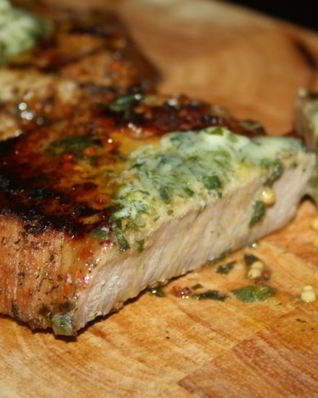 Стейки из говядины с тархуновым сливочным маслом на мангале на дощечке