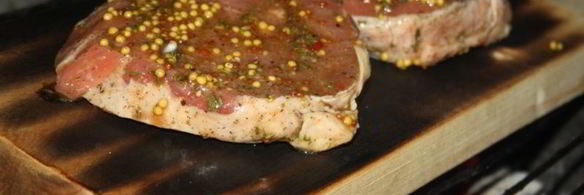 стейки из говядины с тархуновым сливочным маслом на мангале на дощечке