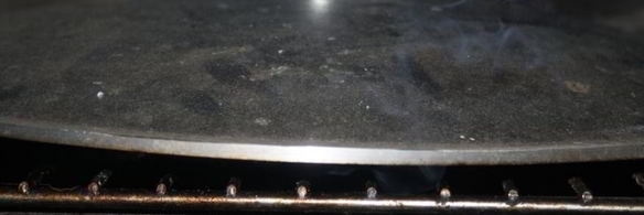 стейки из говядины с тархуновым сливочным маслом на мангале на дощечке