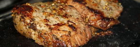 стейки из говядины с тархуновым сливочным маслом на мангале на дощечке