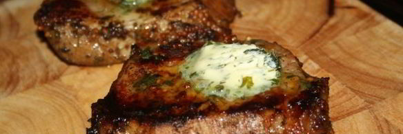 стейки из говядины с тархуновым сливочным маслом на мангале на дощечке