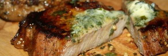 стейки из говядины с тархуновым сливочным маслом на мангале на дощечке