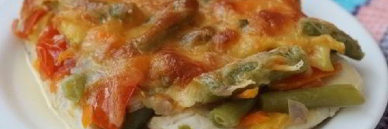 Стейки из куриного филе с овощами под сыром