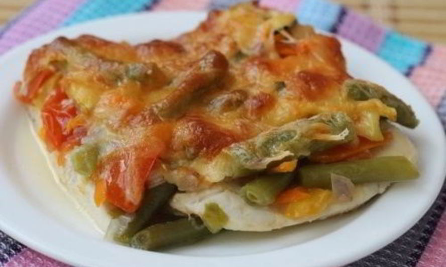 Рецепт стейков из куриного филе с овощами под сыром