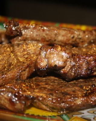 Стейки из мраморной говядины на решетке на мангале