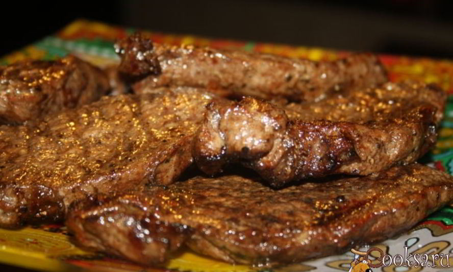 Рецепт стейков из мраморной говядины на решетке на мангале