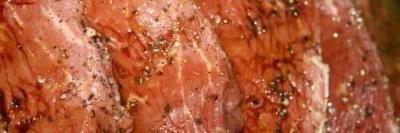 стейки из мраморной говядины на решетке на мангале