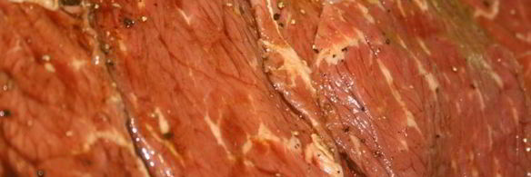 стейки из мраморной говядины на решетке на мангале