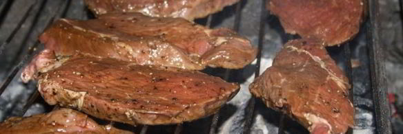 стейки из мраморной говядины на решетке на мангале