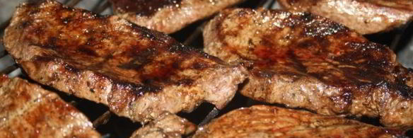 стейки из мраморной говядины на решетке на мангале