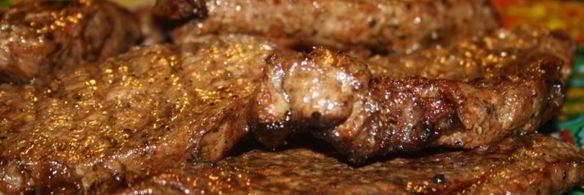 стейки из мраморной говядины на решетке на мангале