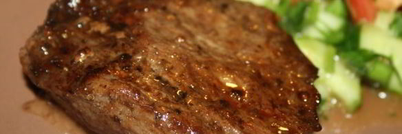 стейки из мраморной говядины на решетке на мангале