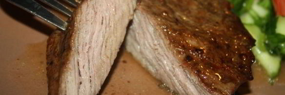 стейки из мраморной говядины на решетке на мангале