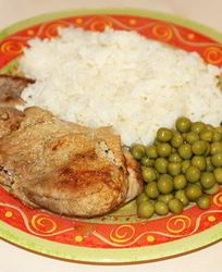 Стейки из свинины с луком на сковороде