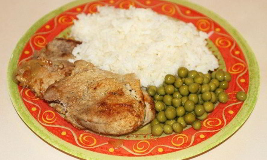 Рецепт стейков из свинины с луком на сковороде