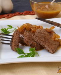 Стейки из свинины с луковым соусом