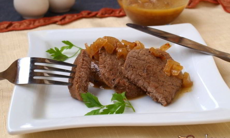 Рецепт стейков из свинины с луковым соусом