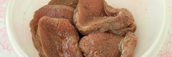 стейки из свинины с луковым соусом