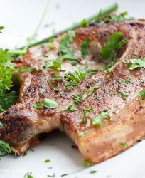 Свиной стейк в маринаде из зеленого чая