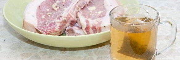 свиной стейк в маринаде из зеленого чая