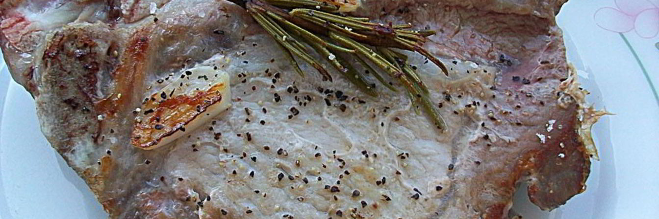 Свиные стейки с розмарином и чесноком жареные без масла