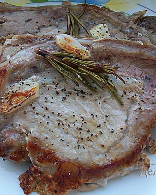Свиные стейки с розмарином и чесноком жареные без масла
