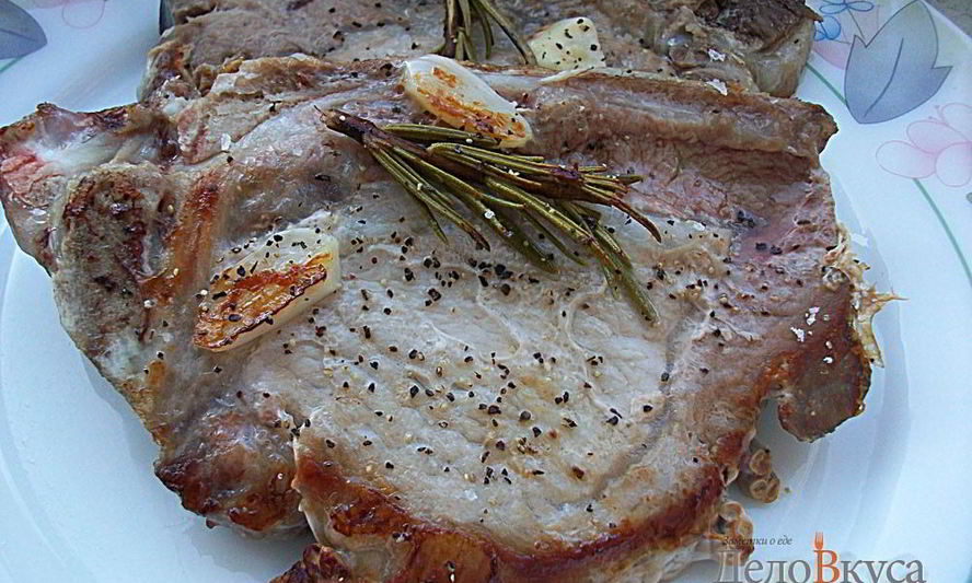 Рецепт свиных стейков с розмарином и чесноком жареные без масла