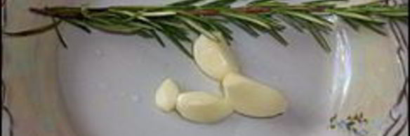 свиные стейки с розмарином и чесноком жареные без масла