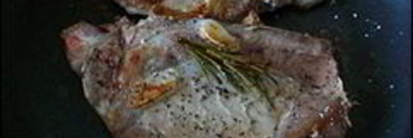 свиные стейки с розмарином и чесноком жареные без масла