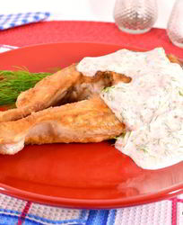 Жареные стейки толстолоба со сметанно-томатным соусом